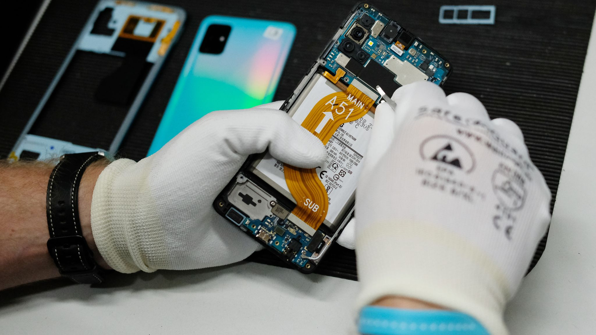 Viele kaufen bei einem Defekt lieber ein neues Handy, anstatt das alte reparieren zu lassen. (Archivfoto) - Foto: Sebastian Willnow/dpa