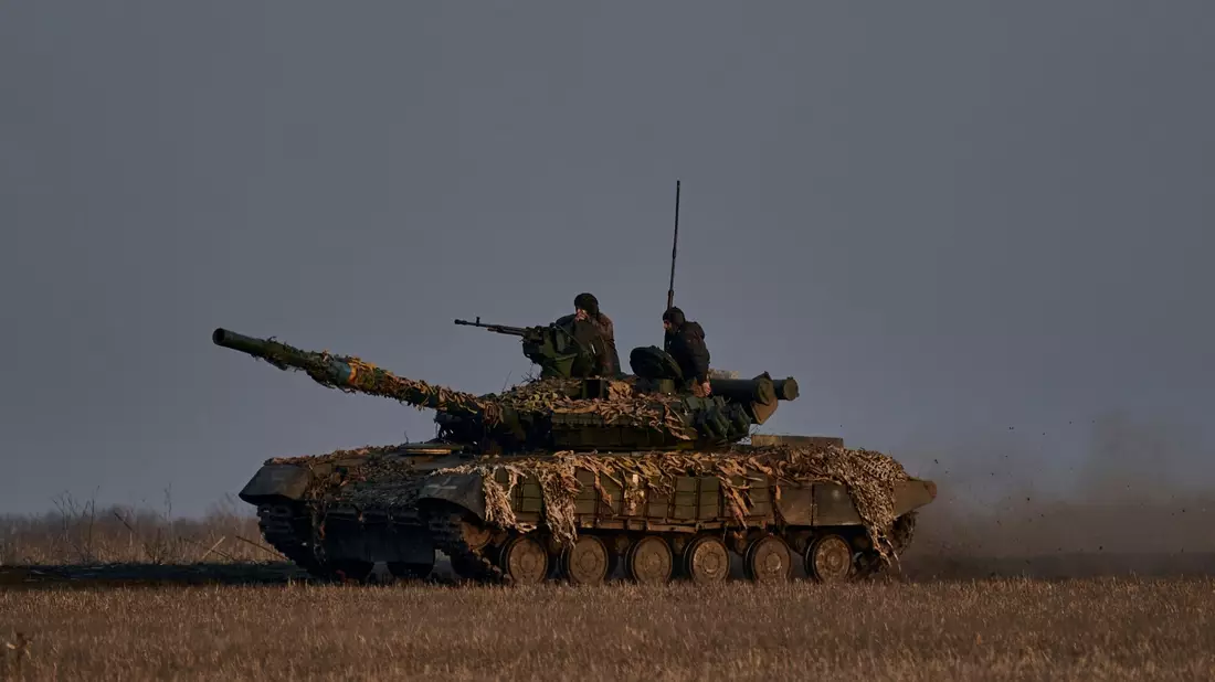 Ein ukrainischer Soldat steht in einem Graben an der Frontlinie in der Nähe von Bachmut. - Bild: LIBKOS/AP