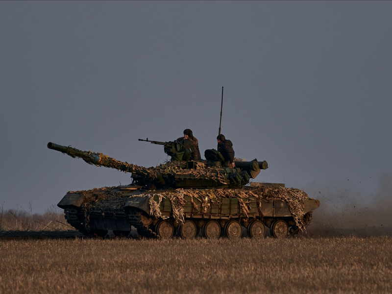 Ein ukrainischer Soldat steht in einem Graben an der Frontlinie in der Nähe von Bachmut. - Foto: LIBKOS/AP