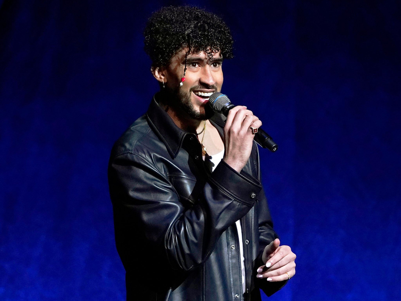 Bad Bunny nimmt den Preis für das beste Urban Music Album während der 2025 Latin Grammys entgegen. (Archivbild) - Foto: Chris Pizzello/Invision/AP/dpa