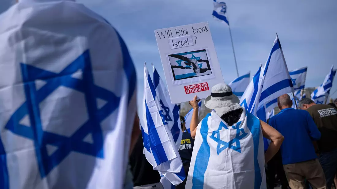 Demonstration gegen die Justizreform in Tel Aviv. Die Polizei geht unter anderem mit einem Wasserwerfer gegen die Teilnehmer vor. - Bild: Oded Balilty/AP