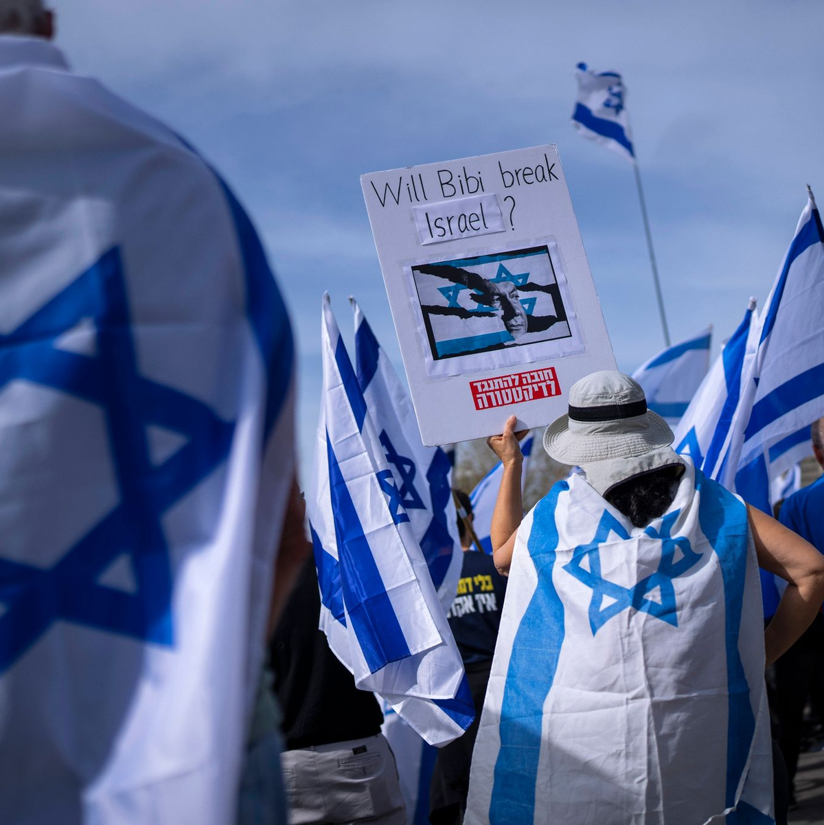 Demonstration gegen die Justizreform in Tel Aviv. Die Polizei geht unter anderem mit einem Wasserwerfer gegen die Teilnehmer vor. - Foto: Oded Balilty/AP