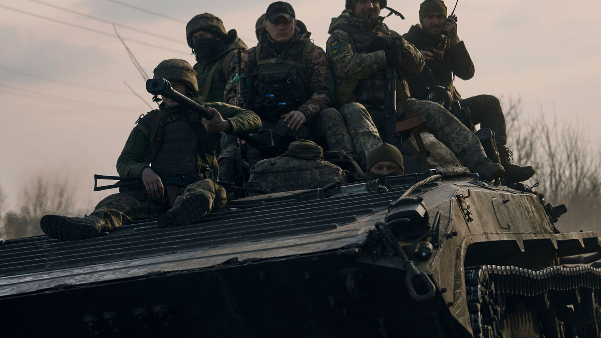 Ein ukrainischer Soldat lädt eine Bombe auf eine Drohne. - Foto: LIBKOS/AP