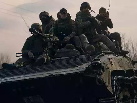 Ein ukrainischer Soldat lädt eine Bombe auf eine Drohne. - Foto: LIBKOS/AP