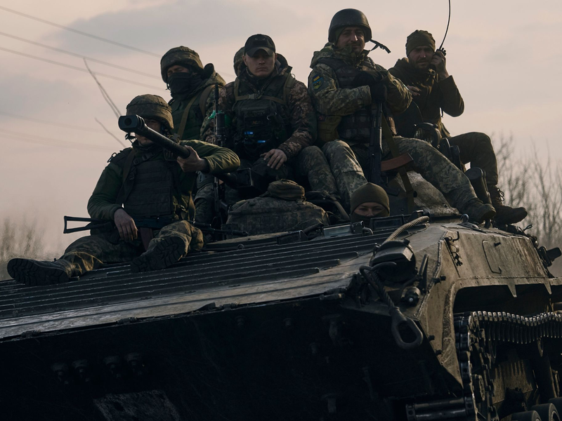 Ein ukrainischer Soldat lädt eine Bombe auf eine Drohne. - Foto: LIBKOS/AP