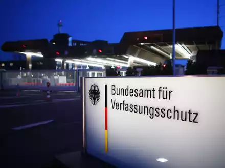 Der Verfassungsschutz hat die Aufgabe, die Demokratie zu schützen. Der Hauptsitz der Behörde ist in Köln. (Symbolbild) - Foto: Oliver Berg/dpa
