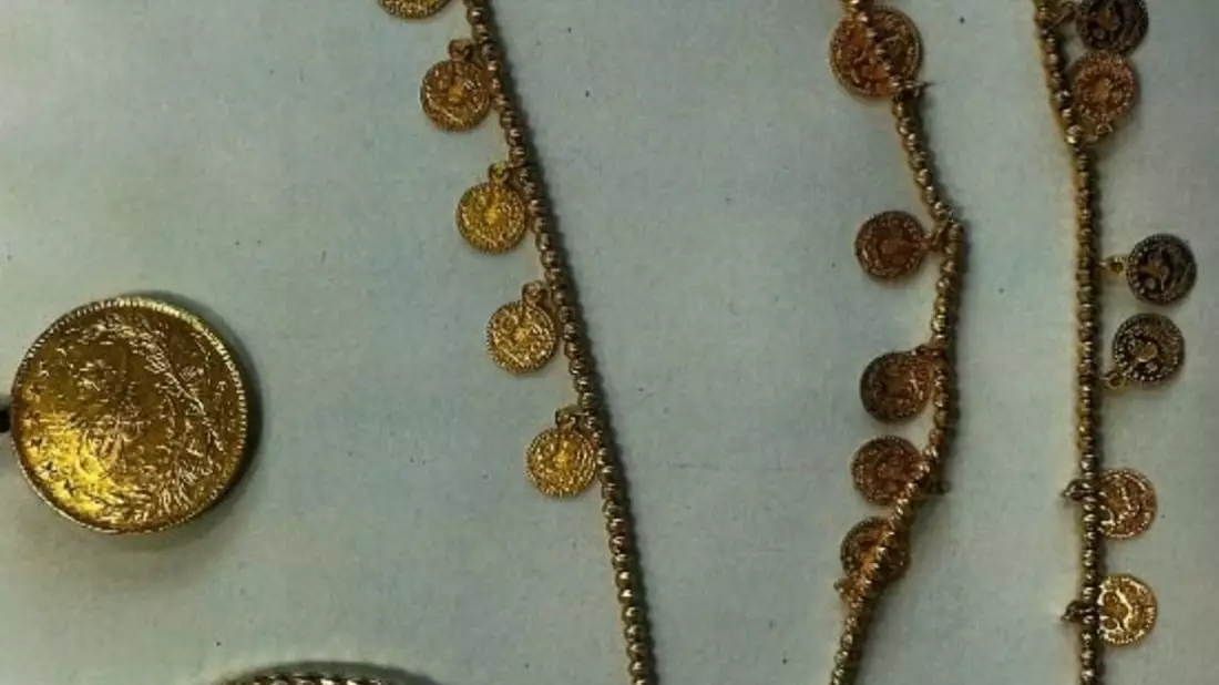 HZA-IZ: Zoll stellt Goldschmuck im Wert von 15.000,- Euro am Flughafen Hamburg sicher / Zwei Zöllner entdecken Goldschmuck bei sozialleistungsbeziehender Frau - Bild: presseportal.de