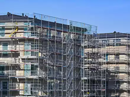 Eine Baustelle mit neuen Wohnungen in neu gebauten Mehrfamilienhäusern. Der Abruf staatlicher Zuschüsse zu Bausparverträgen hat ein Rekordniveau erreicht. - Foto: Patrick Pleul/dpa