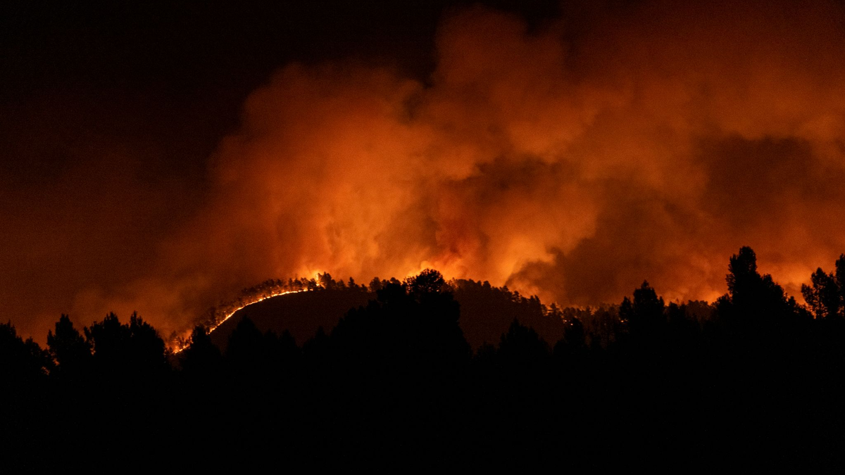 Rauch steigt von einem Waldbrand in den Gemeinden Colera und Portbou in Katalonien auf. - Foto: Lorena Sopêna/EUROPA PRESS/dpa