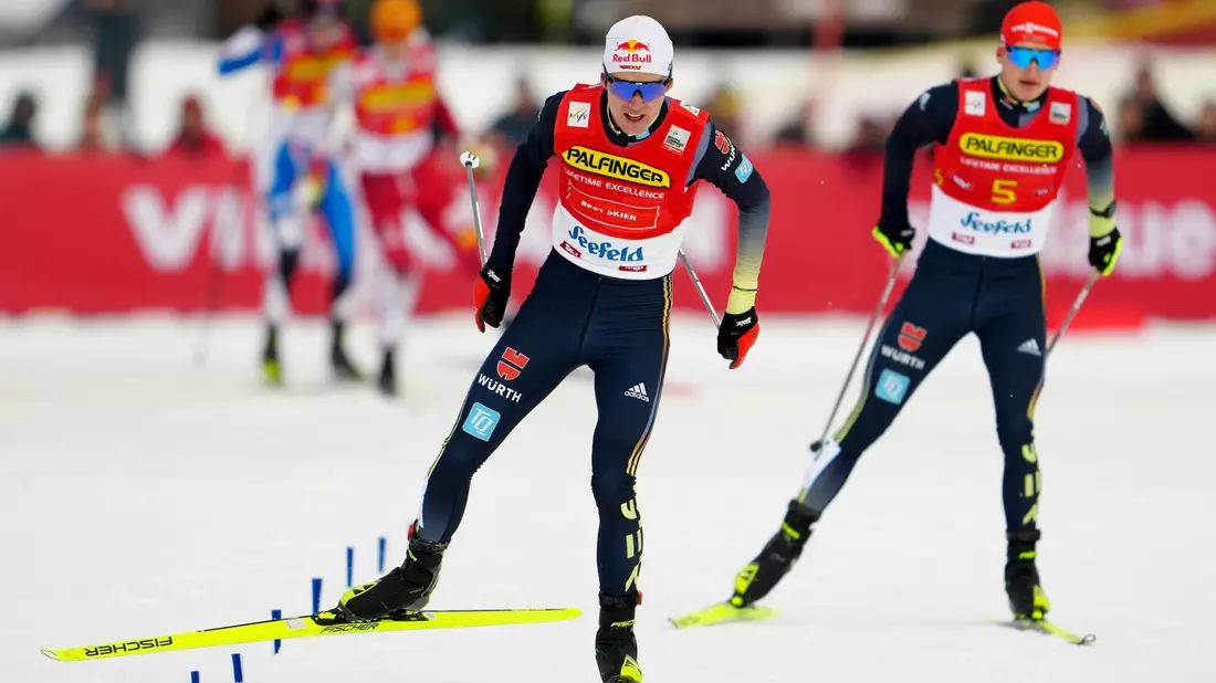 Vinzenz Geiger (l) und Julian Schmid siegten gemeinsam im Teamsprint beim Weltcup in Lahti. - Bild: Georg Hochmuth/APA/dpa