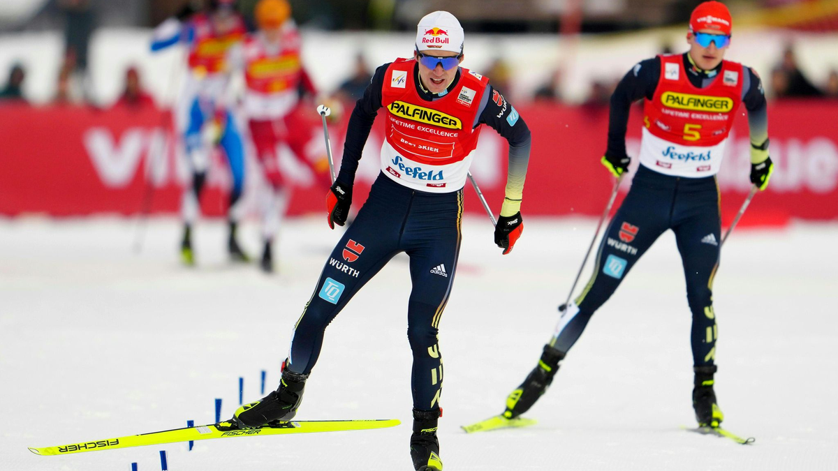 Vinzenz Geiger (l) und Julian Schmid siegten gemeinsam im Teamsprint beim Weltcup in Lahti. - Foto: Georg Hochmuth/APA/dpa