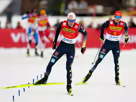 Vinzenz Geiger (l) und Julian Schmid siegten gemeinsam im Teamsprint beim Weltcup in Lahti. - Foto: Georg Hochmuth/APA/dpa