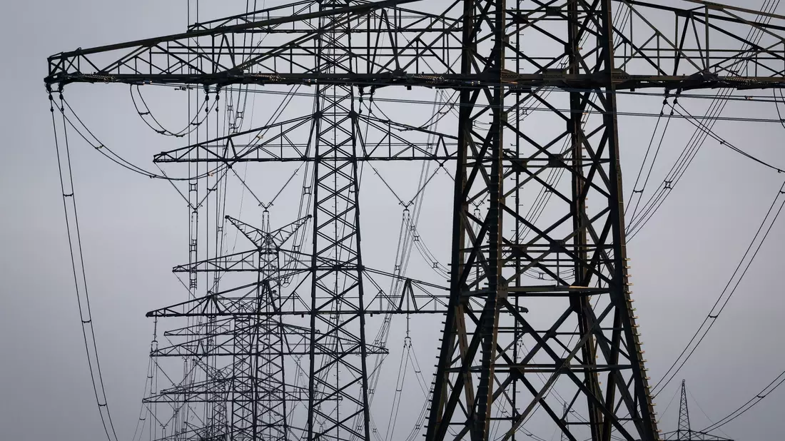 Nach der Abschaltung der letzten drei deutschen Kernkraftwerke sind die Strom-Importe gestiegen. - Bild: Christian Charisius/dpa