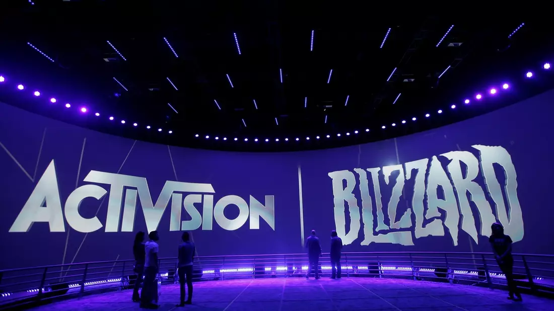Der Stand von Activision Blizzard auf der Electronic Entertainment Expo. Microsoft muss sich bei der Übernahme des Videospiele-Riesen Activision Blizzard auf längere Untersuchungen in Großbritannien einstellen. - Bild: Jae C. Hong/AP/dpa