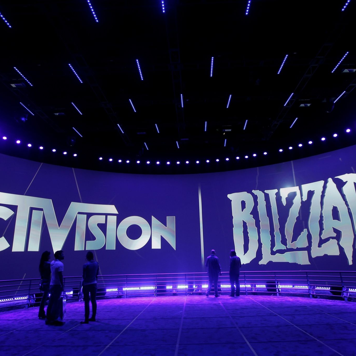 Der Stand von Activision Blizzard auf der Electronic Entertainment Expo. Microsoft muss sich bei der Übernahme des Videospiele-Riesen Activision Blizzard auf längere Untersuchungen in Großbritannien einstellen. - Foto: Jae C. Hong/AP/dpa