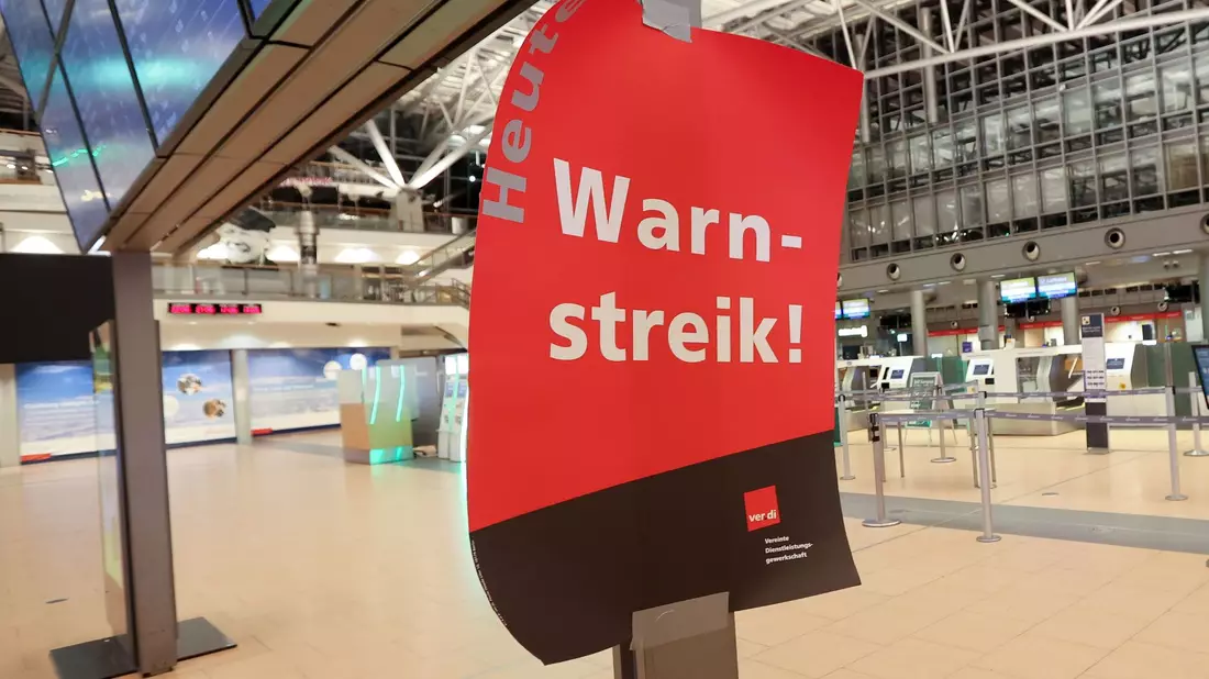 Hintergrund des Warnstreiks sind die konzernweiten Vergütungstarifverhandlungen für die laut Verdi rund 25.000 Beschäftigten am Boden. - Bild: Bodo Marks/dpa