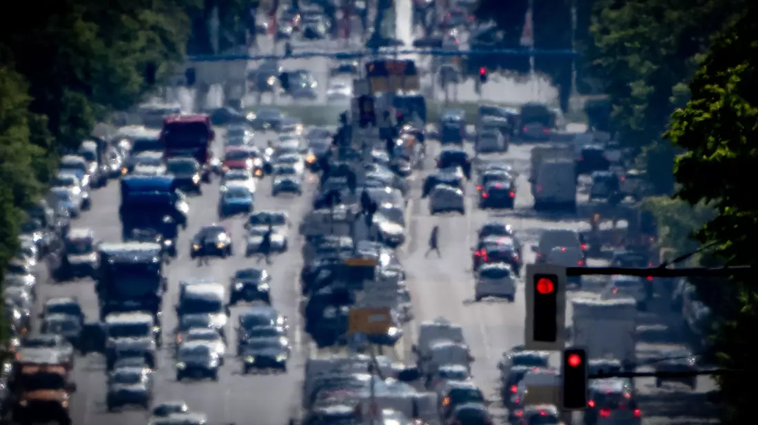 Autos, LKW und Lieferfahrzeuge in der Hauptstadt Berlin. Laut Expertenrat für Klimafragen stehen vor allem die Bereiche Gebäude und Verkehr schlecht da. - Bild: Michael Kappeler/dpa