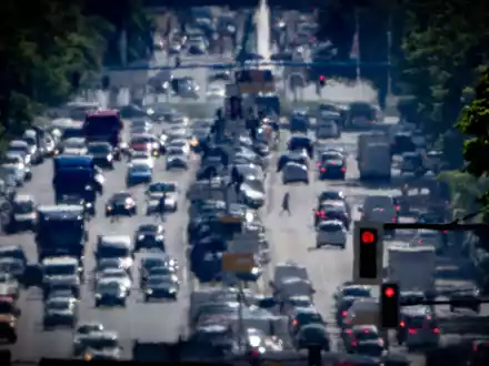 In Deutschland haben fast zwei Drittel der Autos inzwischen Abgaswerte nach den neueren und strengeren Normen Euro 5 oder Euro 6. - Foto: Michael Kappeler/dpa