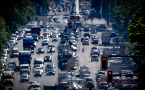 Die Bundesregierung muss nach der Gerichtsentscheidung mehr für bessere Luft tun. (Symbolbild) - Foto: Michael Kappeler/dpa Die Bundesregierung muss nach der Gerichtsentscheidung mehr für bessere Luft tun. (Symbolbild) - Foto: Michael Kappeler/dpa
