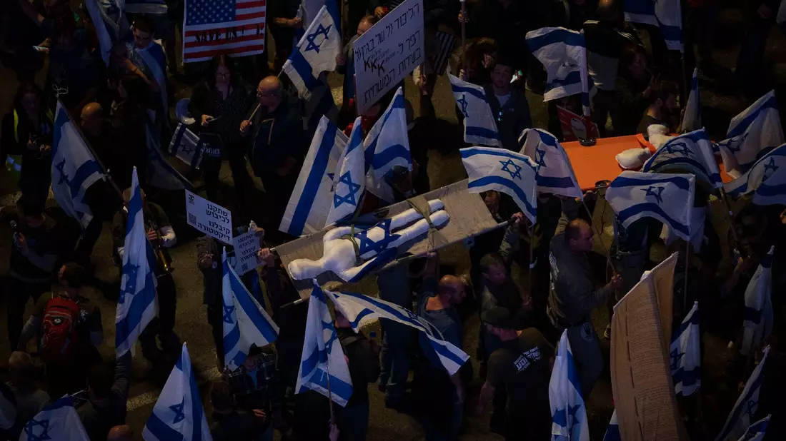Israelis protestieren in Tel Aviv gegen die Pläne der Regierung von Premierminister Netanjahu, das Justizsystems zu reformieren. - Bild: Oded Balilty/AP/dpa