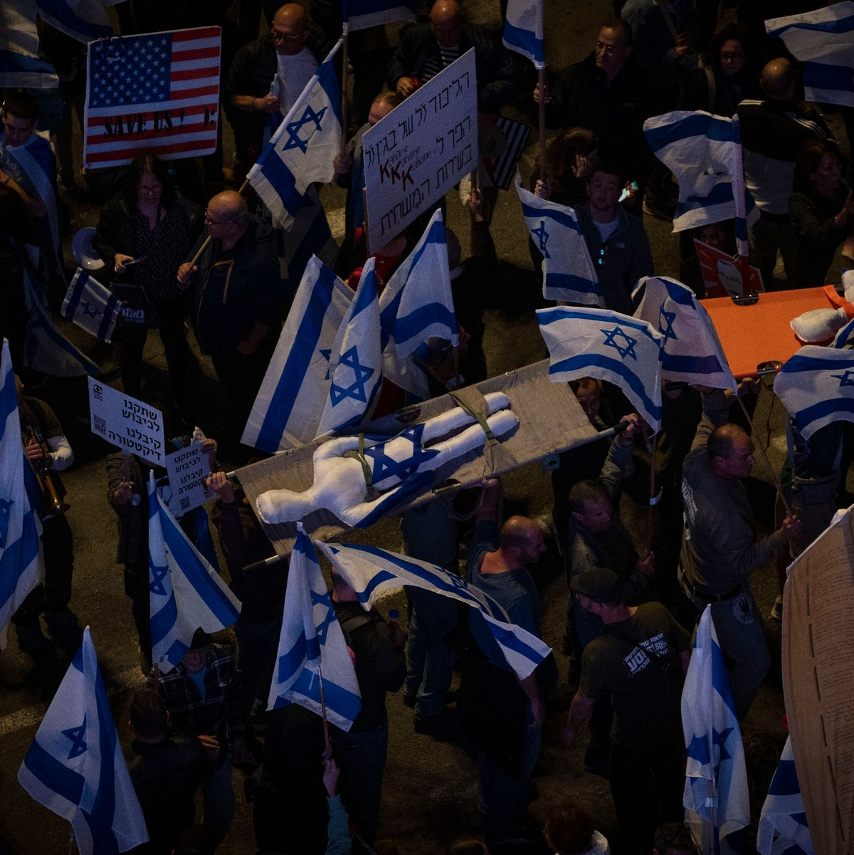 Israelis protestieren in Tel Aviv gegen die Pläne der Regierung von Premierminister Netanjahu, das Justizsystems zu reformieren. - Foto: Oded Balilty/AP/dpa