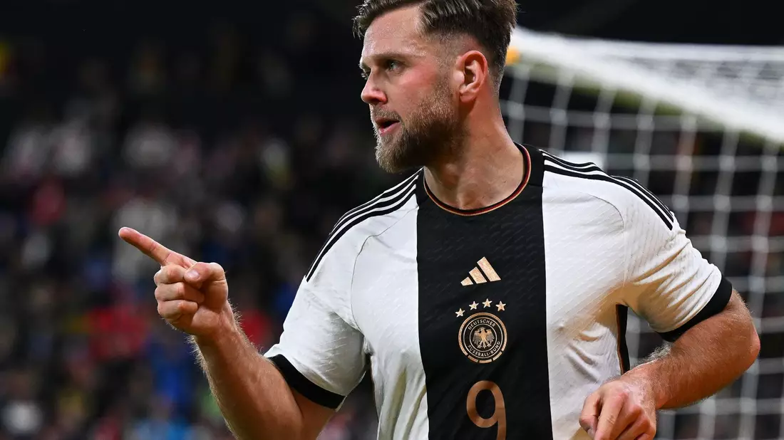 Nationalspieler Niclas Füllkrug freut sich auf das Training mit dem EM-Ball. - Bild: Arne Dedert/dpa