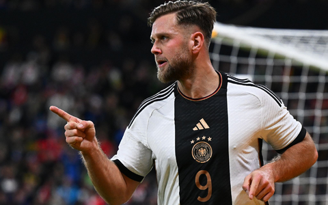 Nationalspieler Niclas Füllkrug freut sich auf das Training mit dem EM-Ball. - Foto: Arne Dedert/dpa