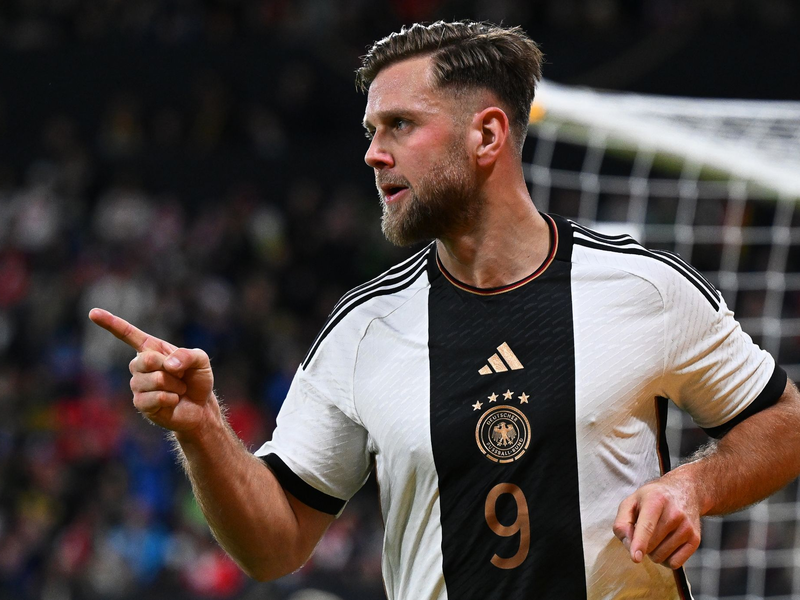 Nationalspieler Niclas Füllkrug freut sich auf das Training mit dem EM-Ball. - Foto: Arne Dedert/dpa