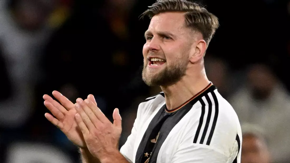In London wurde der deutsche Nationalspieler mit der Zahnlücke mit einem kleinen Wortspiel empfangen. - Bild: Federico Gambarini/dpa