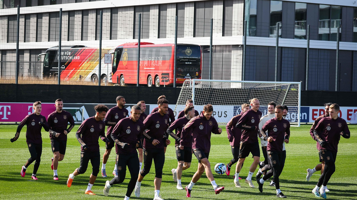 Thomas Müller (l) und Mats Hummels (2.v.l) beim Abschlusstraining. - Foto: Christian Charisius/dpa
