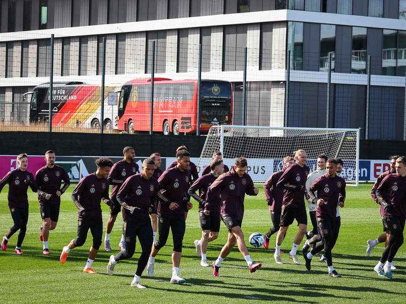 Thomas Müller (l) und Mats Hummels (2.v.l) beim Abschlusstraining. - Foto: Christian Charisius/dpa