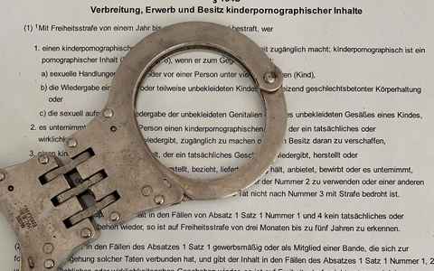 LKA-HE: Einsatz gegen sexualisierte Gewalt an Kindern und Jugendlichen // Hessenweit 76 Wohnungen und Häuser durchsucht // Mit Symbolbild - Foto: presseportal.de
