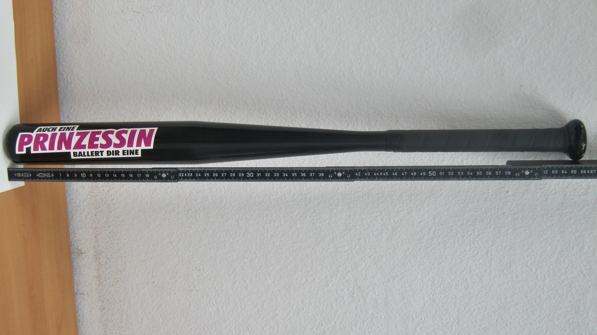 POL-GT: Räuber droht mit Baseballschläger - Polizei veröffentlicht Fotos der Tatbekleidung und des Baseballschlägers - Foto: presseportal.de