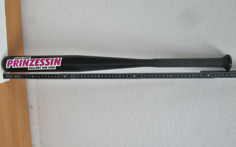 POL-GT: Räuber droht mit Baseballschläger - Polizei veröffentlicht Fotos der Tatbekleidung und des Baseballschlägers - Foto: presseportal.de