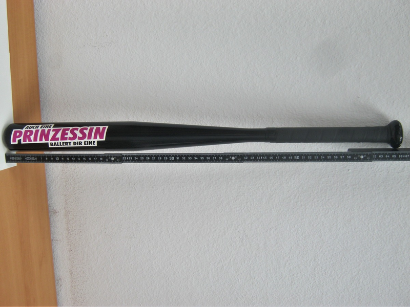 POL-GT: Räuber droht mit Baseballschläger - Polizei veröffentlicht Fotos der Tatbekleidung und des Baseballschlägers - Foto: presseportal.de