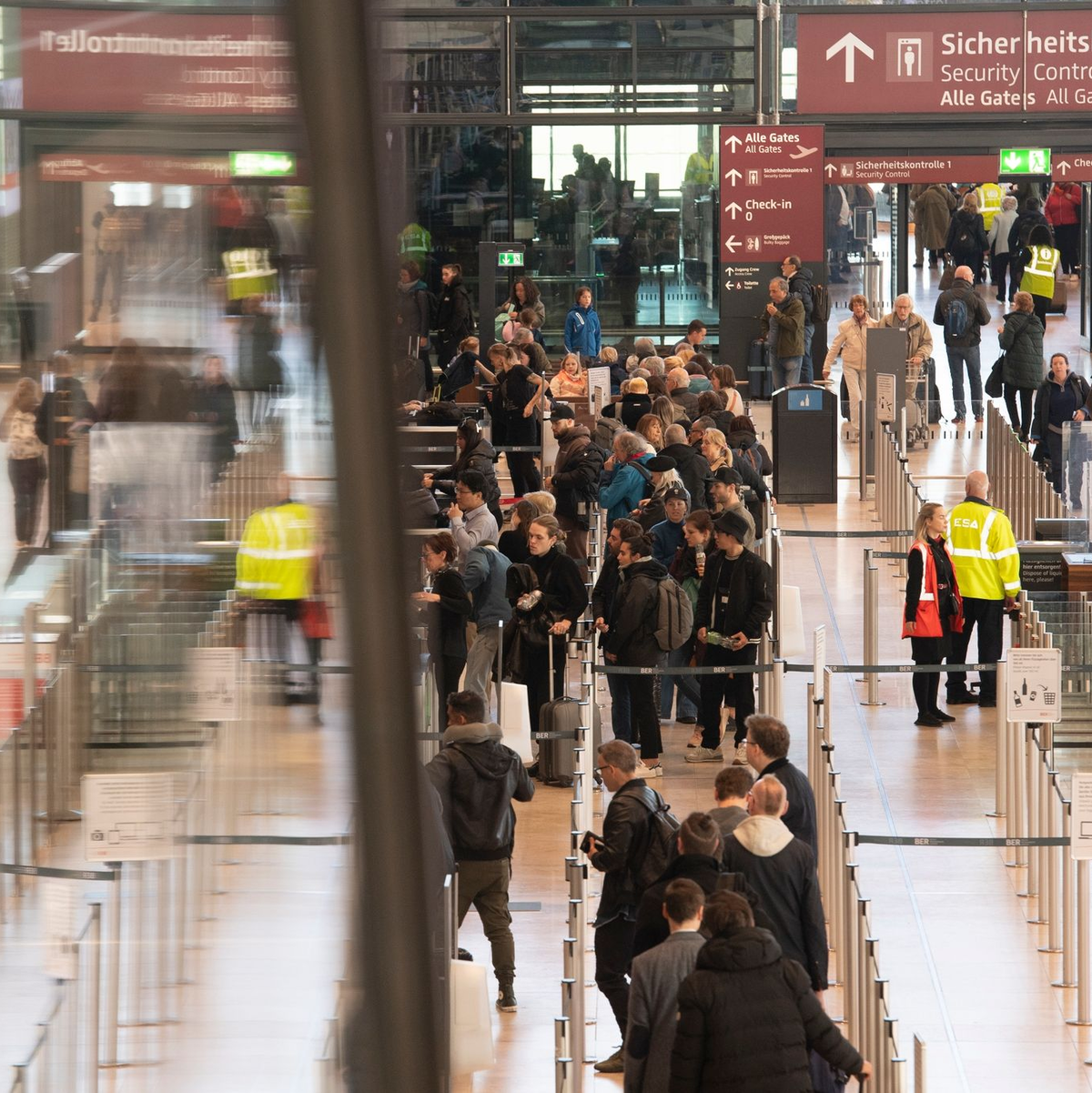 Die Ankunftstafel am Flughafen BER zu Beginn des internationalen Luftwaffen-Manövers «Air Defender 2023». - Foto: Paul Zinken/dpa