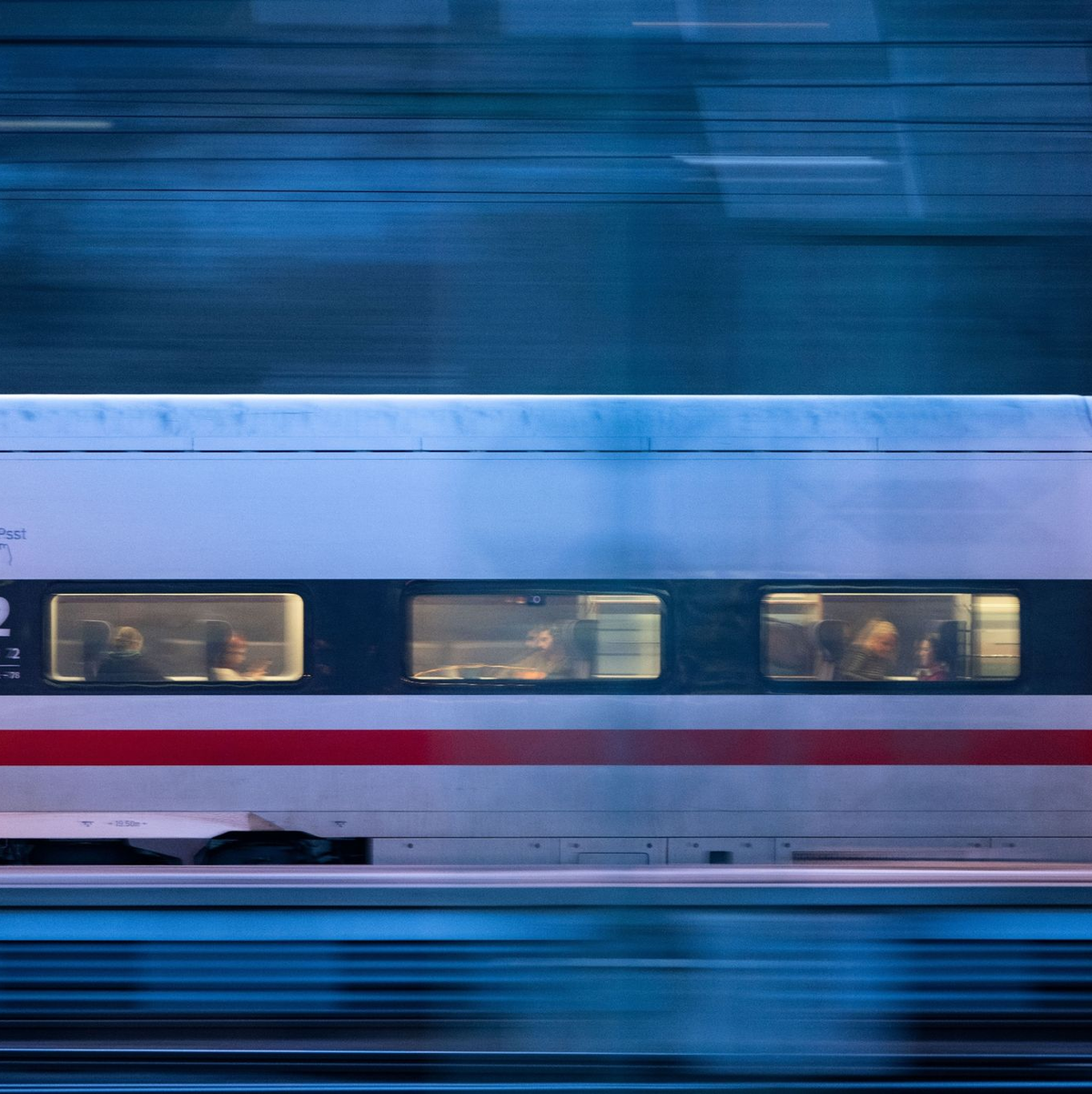 Die Tarifverhandlungen zwischen der Lokführergewerkschaft GDL und der Deutschen Bahn gehen weiter. - Foto: Marijan Murat/dpa