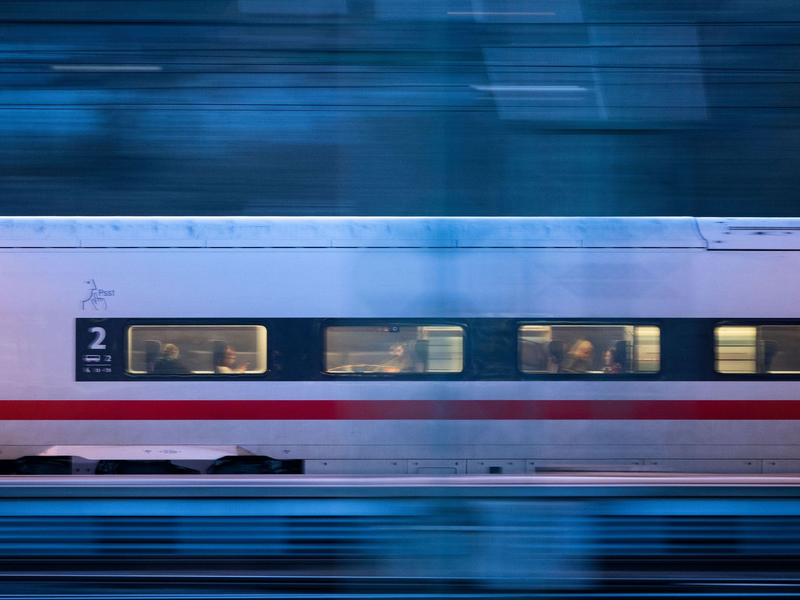 Die Tarifverhandlungen zwischen der Lokführergewerkschaft GDL und der Deutschen Bahn gehen weiter. - Foto: Marijan Murat/dpa