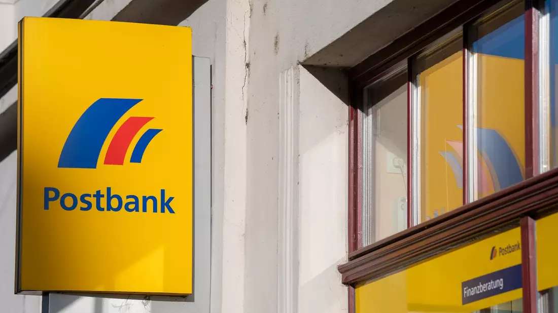 Die Deutsche Bank dünnt das Filialnetz ihrer  Tochter Postbank deutlich aus. - Bild: Monika Skolimowska/dpa-Zentralbild/dpa