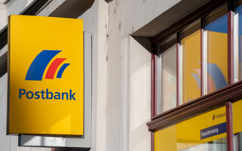 Die Deutsche Bank dünnt das Filialnetz ihrer  Tochter Postbank deutlich aus. - Foto: Monika Skolimowska/dpa-Zentralbild/dpa