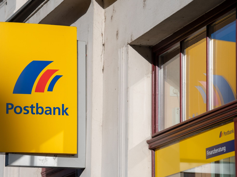 Die Deutsche Bank dünnt das Filialnetz ihrer  Tochter Postbank deutlich aus. - Foto: Monika Skolimowska/dpa-Zentralbild/dpa