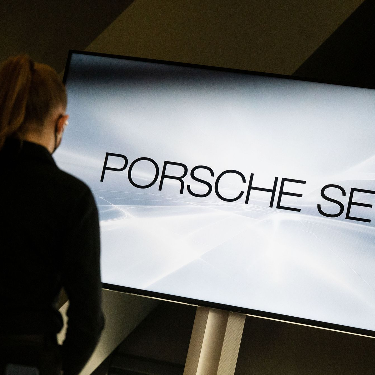 Die VW-Dachgesellschaft Porsche SE ist mit einem Milliardenverlust ins Jahr gestartet. (Archivbild) - Foto: Marijan Murat/dpa