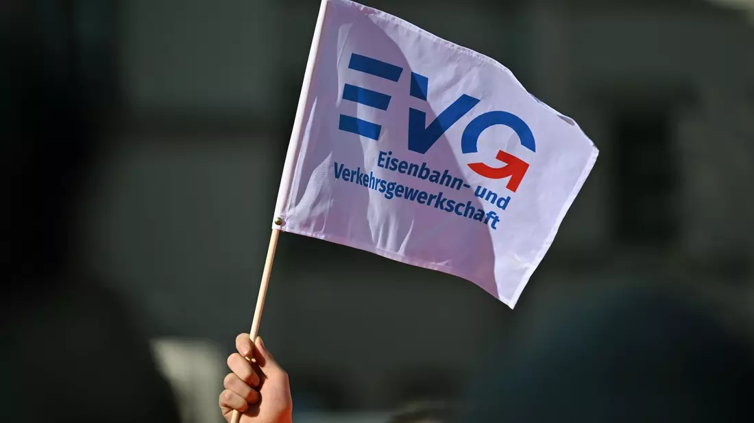 Die EVG hat das letzte Angebot der Deutschen Bahn zurückgewiesen. - Bild: Martin Schutt/dpa
