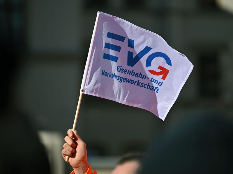 Die EVG-Tarifverträge gelten für rund 192.000 Beschäftigte bei der Deutschen Bahn. (Archivbild) - Foto: Martin Schutt/dpa