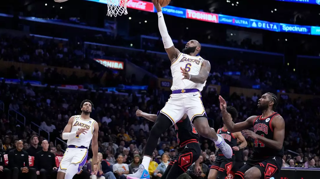 Basketball-Superstar LeBron James spielt auch nächste Saison bei den Lakers. - Bild: Marcio Jose Sanchez/AP/dpa