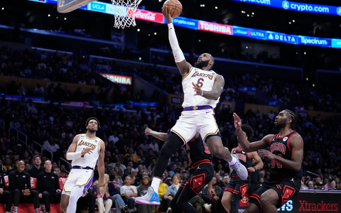 Basketball-Superstar LeBron James spielt auch nächste Saison bei den Lakers. - Foto: Marcio Jose Sanchez/AP/dpa