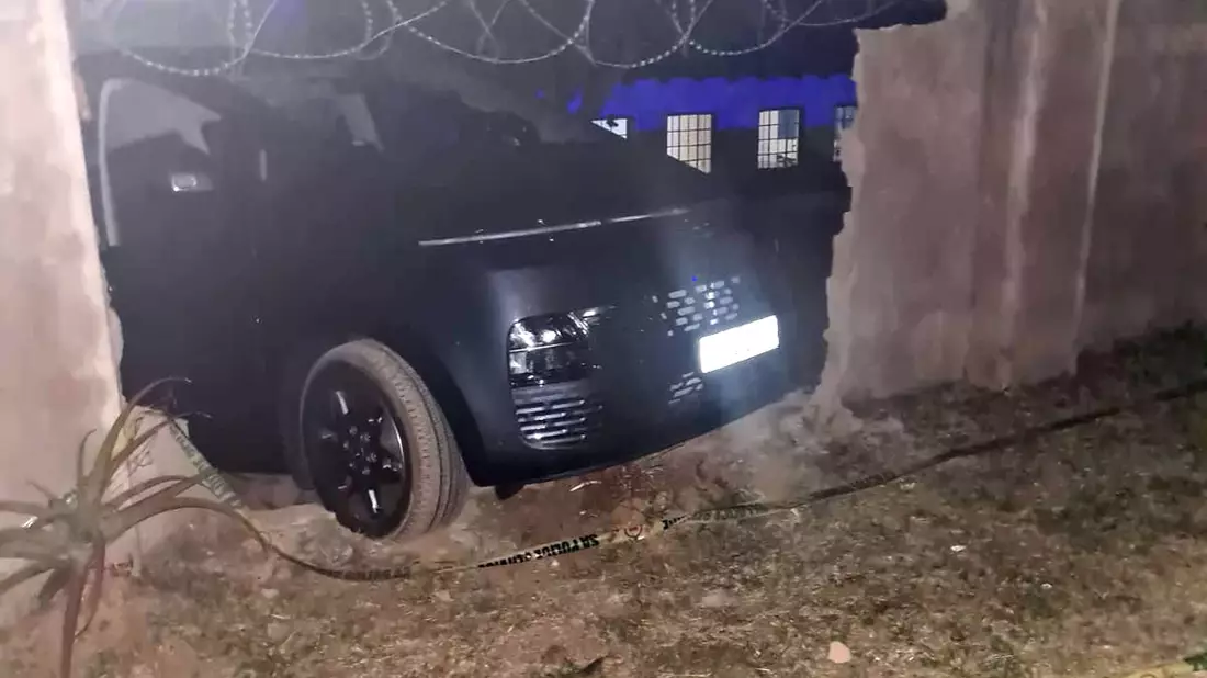 Ein Auto hat nahe des Numbi-Eingangs zum Kruger-Nationalpark eine Mauer durchbrochen. Ein deutscher Tourist aus Fulda ist bei dem Raubüberfall 2022 erschossen worden. - Bild: Selvy Mohlala/SAPS Mpumalanga/dpa
