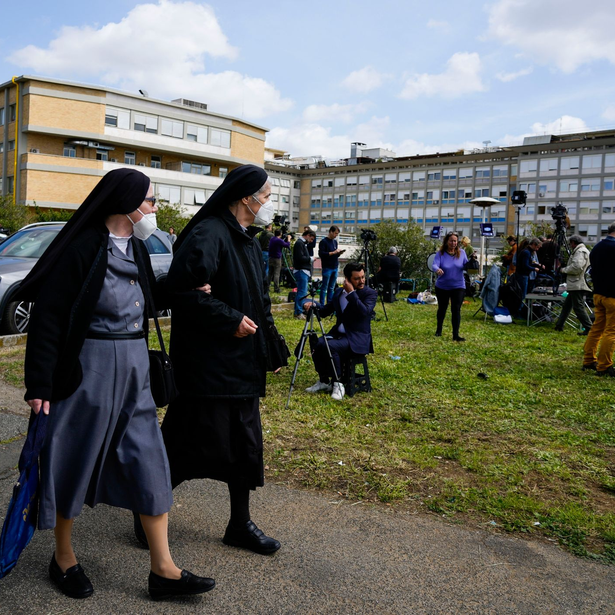 Der Pontifex musste sich auch immer wieder mit Krisen und Konflikten in der Kirche beschäftigen. (Archivbild) - Foto: Alessandra Tarantino/AP