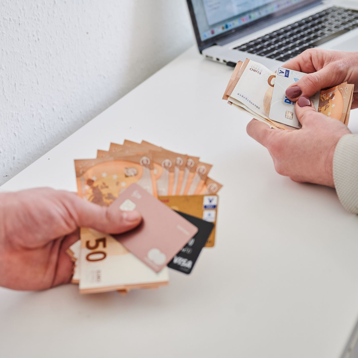 Einkommenslücke zwischen Frauen und Männern bleibt (Symbolbild).  - Foto: Annette Riedl/dpa