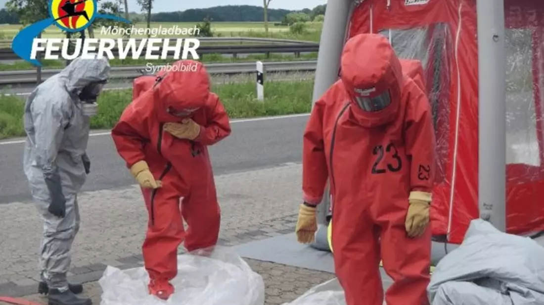 FW-MG: Übung zur Überörtlichen Hilfe - Personal-Dekontaminationsplatz - Bild: presseportal.de